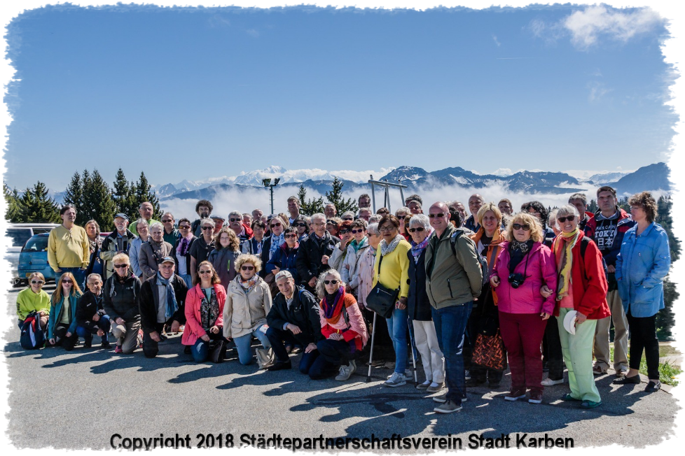 Gäste und Gastgeber vor dem Mont Blanc Massiv